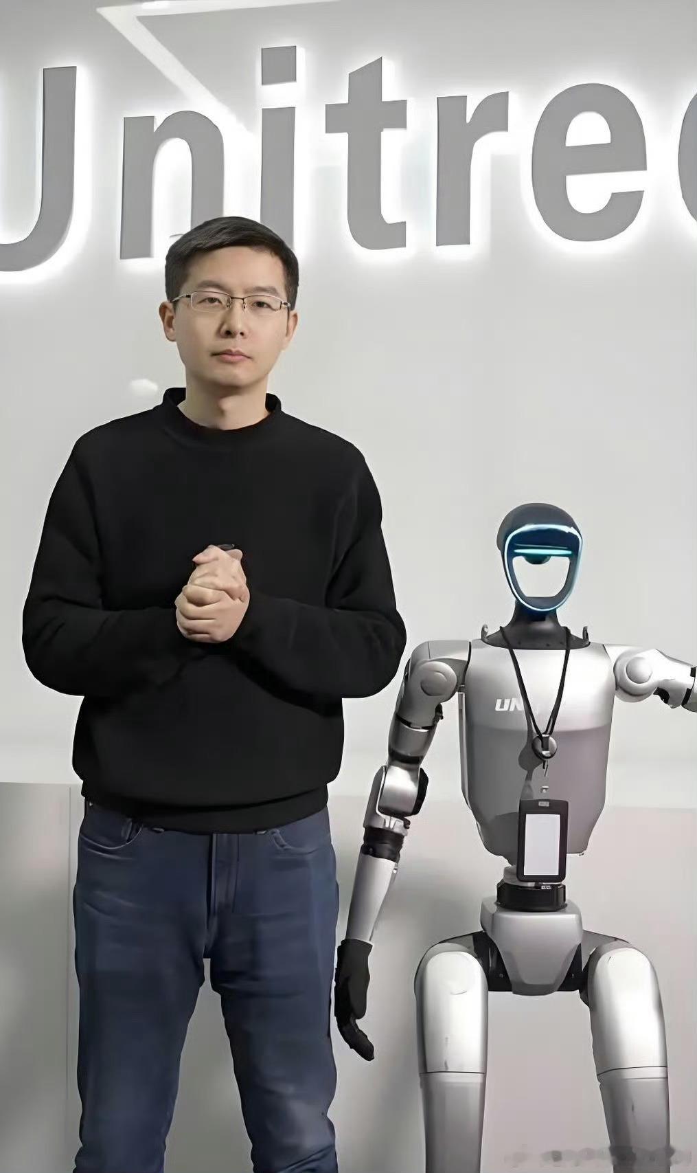 《一夜没了1600亿，王兴兴天要塌了？ 》
      一夜蒸发上千亿，宇树科技迎来暴跌，大批网友傻眼了。
“人形机器人第一股”的上市，是这周资本市场最重要的事情之一。然而，在当天市值暴涨，王兴兴成为90后新首富后，第二天就画风突变，宇树低开低走，暴跌18.7%。市值一天蒸发超638亿，较首日最高点累 ​