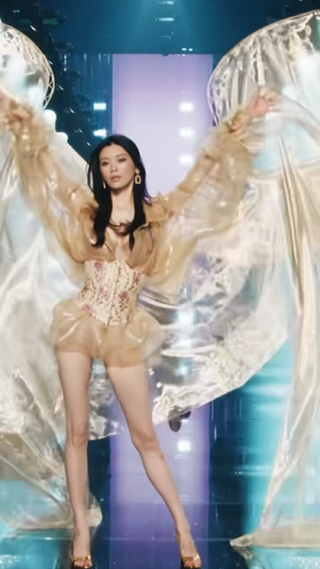 奚梦瑶重返维密T台走秀，奚梦瑶服装的鎏金翅膀真的好漂亮好适合她，这个色系也非常适配她，表现力完全满分，怪不得#何猷君说奚梦瑶是家族骄傲#真的很不错👍 ​