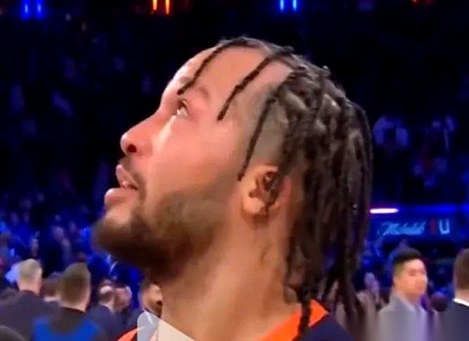 快船和伦纳德的“桌底交易”刚被NBA官方坐实重罚，联盟的遮羞布才刚被掀开一角。
那个徒手挖出这颗大雷的记者Pablo Torre，名字一夜之间刷爆了北美体育圈。但他没歇着，转头就敲出了一行新预告。
下一个被盯上的目标：布伦森和尼克斯。
前阵子布伦森跟尼克斯提前续约，账面上他主动降薪，数额高达惊人的1