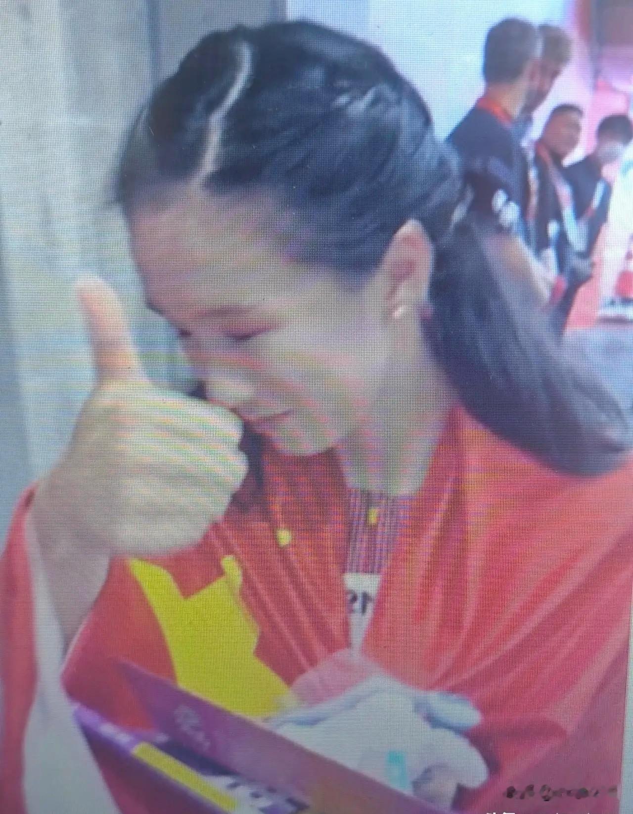 本届亚运会最有意思的一幕发生了，17岁陈妤颉夺金后，有人送了她一套五年高考三年模拟，果然小孩姐也没能逃过这个梗，最后只能无奈对着镜头，竖起大拇指！一副搞笑的样子！

网友也不知道送她这套书合不合适！陈妤颉本身是体育方面的特长生，毕业后也不用参加高考，像她这种特长生，基本都能被名牌大学招收，尤其是体育