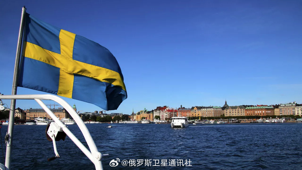 【俄大使：#瑞典扣船违反国际法#】俄罗斯驻斯德哥尔摩大使谢尔盖·别利亚耶夫对俄罗斯卫星通讯社称，瑞典当局自2025年底起共扣押了5艘货船，包含载有俄罗斯人的船。
别利亚耶夫称：“此举实为出于政治动机，旨在向从事俄罗斯对外贸易的商业运营商施压。以所谓‘隶属影子舰队’及‘列入欧盟制裁名单’为 ​