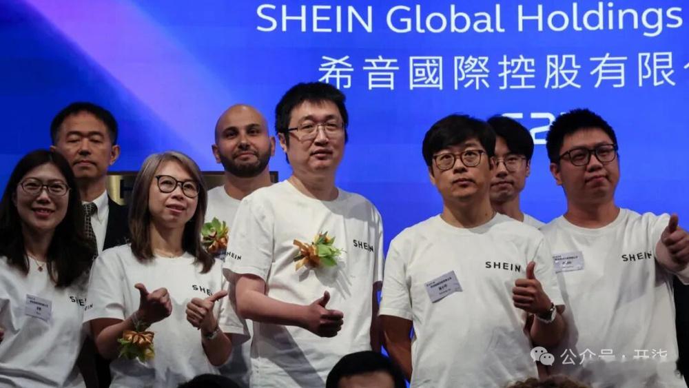 希音（SHEIN）就这么静悄悄地上市了，没敲锣打鼓，没欢天喜地。市值263亿美元，跟几年前的千亿美元比，大幅缩水。418.47亿美元的收入，市销率0.63倍，市场给的就是零售商的估值水平。后面几轮进来的融资估计没赚到啥钱，主要还是IPO窗口没把握住，就被AI时代的到来定义成老登了。电商早已不是稀缺资产 ​