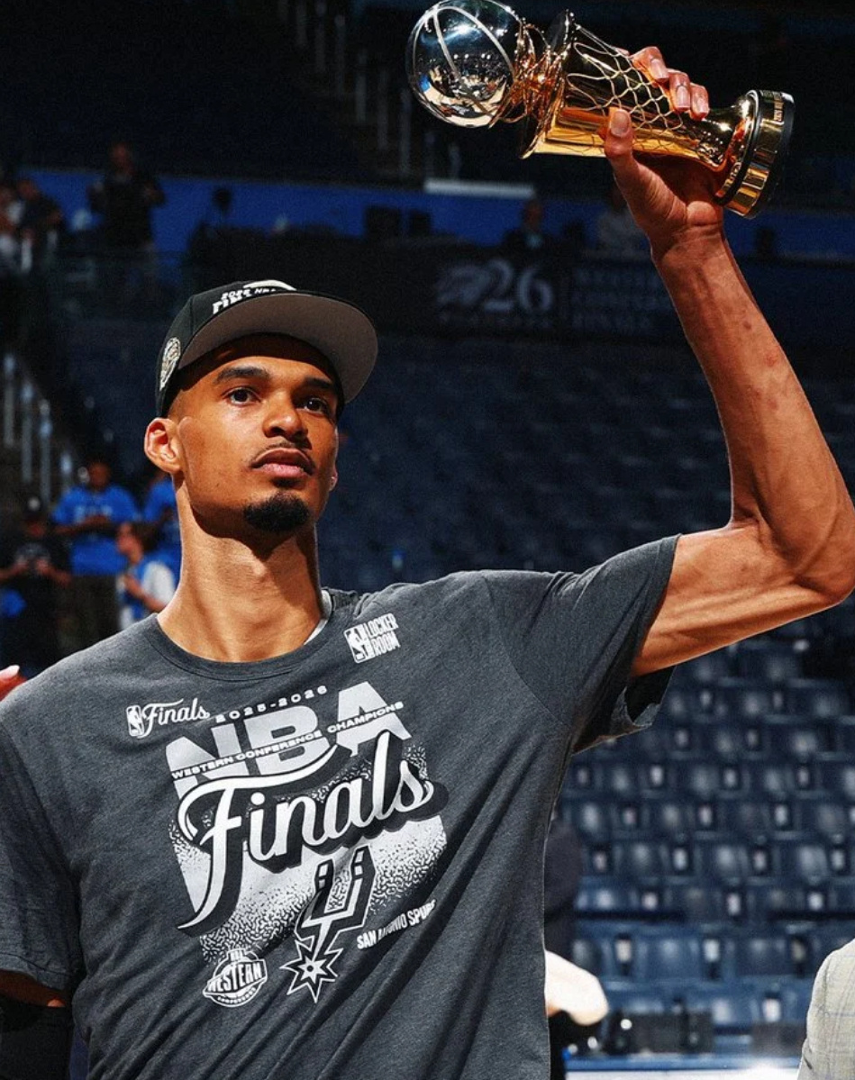 NBA官方晒照：高高举起这座西决MVP奖杯吧，恭喜你文班  今日NBA...