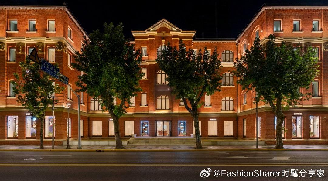 上海爱马仕之家呈现秋季橱窗《回望与远行》

2026年8月26日，上海“爱马仕之家”推出秋季主题橱窗《回望与远行》，邀请菲律宾艺术家夫妇组合Isabel & Alfredo Aquilizan进行创作，呼应爱马仕年度主题“心向辽阔”，探讨家园、旅程、过往与未来的联结。

该艺术家组合专注移民与旅居题材，善用回收日常 ​