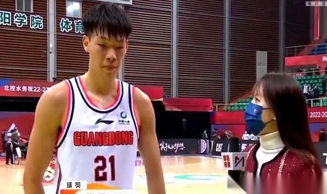别再被那些带节奏的短视频忽悠了。
张昊根本没被裁，黄明依也没跟广东彻底掰。
但说实话，广东队这波操作，比直接赶人走还要残酷一百倍。
事情是这样的。
张昊不仅没走，而且迎来了合同的最后一年。
“合同年”，这三个字懂什么含金量吗？在职场里，这叫“最后通牒”。
都24岁了，别再提刚出道时那些两双、单场19
