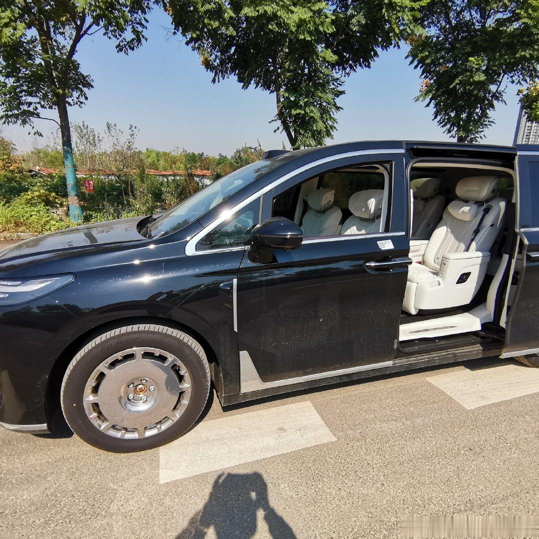 #岚图汽车##岚图梦想家9##车主推荐# 
梦想家9终于提车了，从小定的31808号，在到9月25号正式订单，再到提车，差不多一个月，终于上牌，到周边逛逛，停在路边都是回头率，二排座椅豪华质感拉满，底牌软调节，过起伏路面非常明显，还是非常的扎实！ ​