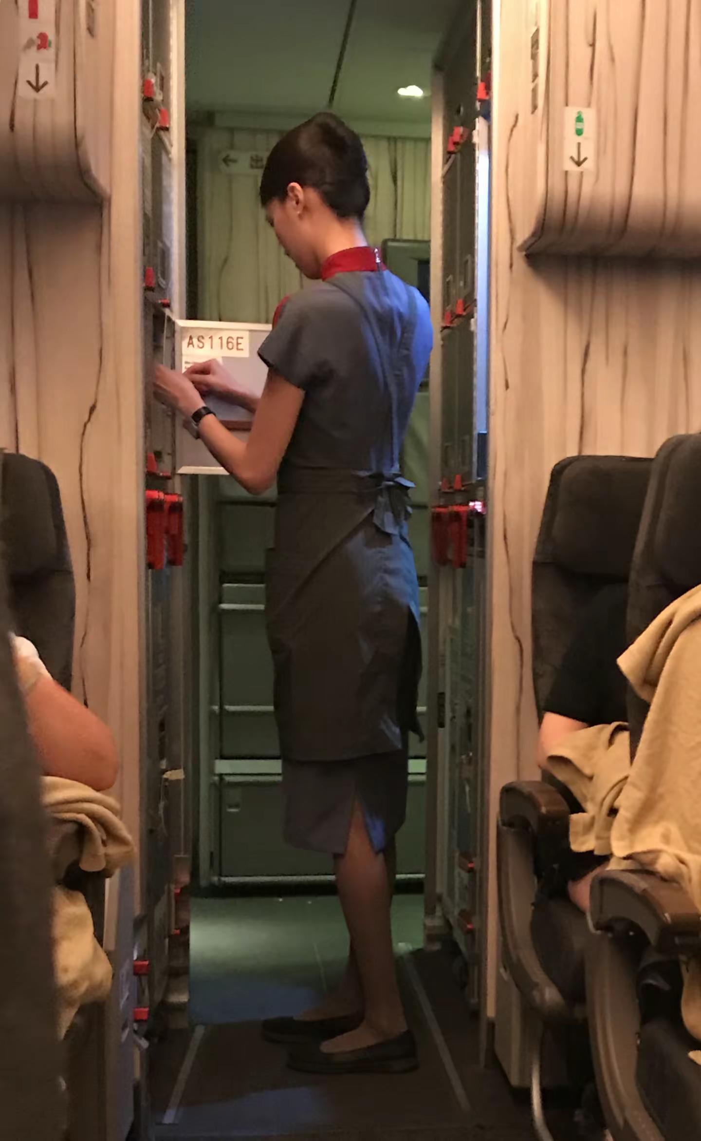 台湾中华航空的空姐气质和身材，亭亭玉立、国际范十足