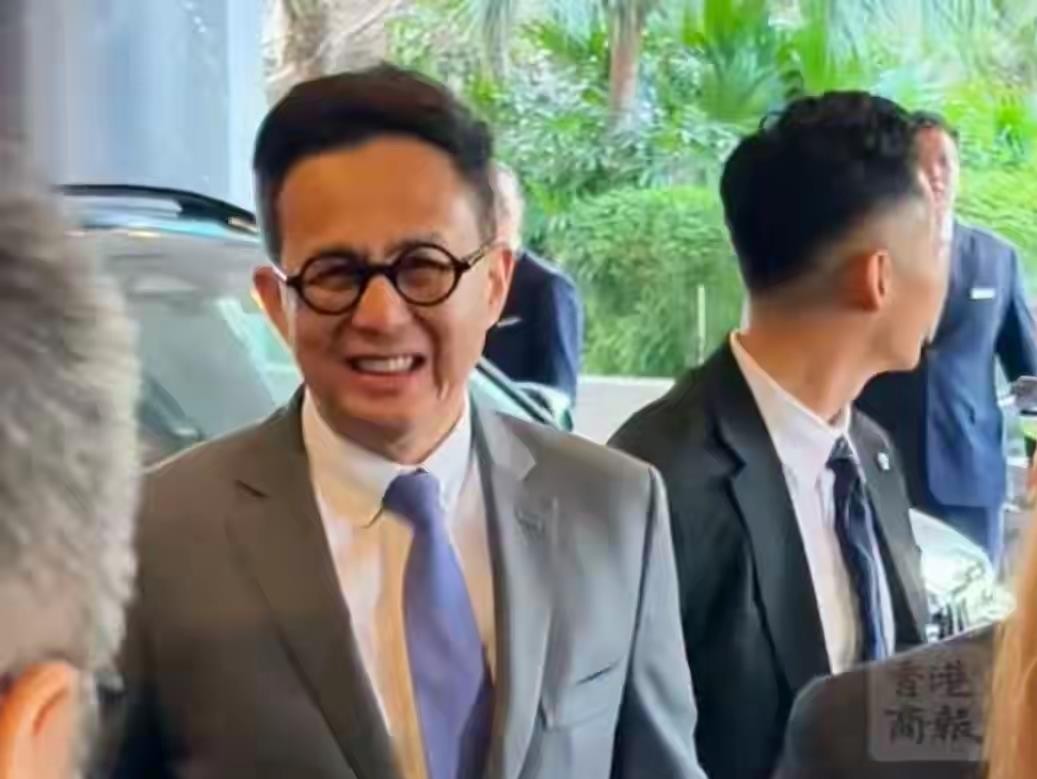 三个儿子落地时，梁洛施二十二岁。 产房外的走廊很静，李泽楷来过，信托基金的文件签得利落，唯独那张纸始终没影。 她后来把话说透了：想要一个完整的家，对方没有结婚的打算，那就止损。 十九岁跟了他，三年抱仨，走的时候一份百来字声明，没撕扯，没爆料。
如今梁洛施在北京，素颜抱狗，配文“灯火不及你眼眸璀璨”。