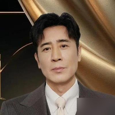 于和伟瘦到脱相，拄着拐去飞天奖，奖没拿着，转身就笑着给雷佳音鼓掌。
《三体》的史强没让他大满贯，差这一口气。
现场镜头扫过去，人瘦了一圈，腿还伤着，照样西装笔挺坐完全程。
别人拿奖他起身，握手，咧嘴笑，一点褶子没藏。
转头第二天，央视一套《伟大的长征》开播，他演毛泽东，收视率直接破2.3。