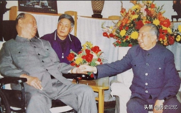 1997年2月，时年76岁的华国锋曾前往探望病中的彭真，彭真生于1902年，比华