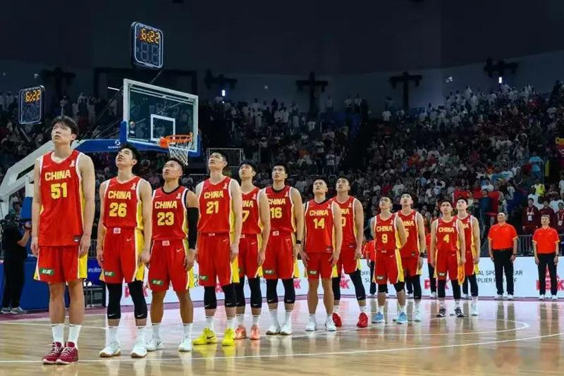 【赛事观察🏀】#男篮世预赛#中国男篮 83:57 大胜卡塔尔！高清转播的精彩画面背后，国际赛事级篮球场照明是关键支撑👇

▪️垂直照度≥1000lx，保障镜头画面清晰
▪️显色指数 Ra≥90，真实还原赛场色彩
▪️深度无频闪，适配高速摄像机慢动作回放
▪️严格控眩光，守护球员竞技状态

广东七大洲｜1 ​