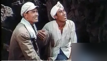焦裕禄老婆第一眼看见李雪健，直接撂脸子，太胖，个还矮。
1990年拍《焦裕禄》，导演就撂下一句话，三分形似，七分神似。李雪健听进去了。连喝几个月白菜汤，嗑瓜子扛饿，硬掉30斤。
最怕组里开饭，他躲着走。真到了镜头前，火车站送别那场戏，一句词没有，嘴角抖着，眼眶湿着，全齐了。
还有捂肝那一下，咯