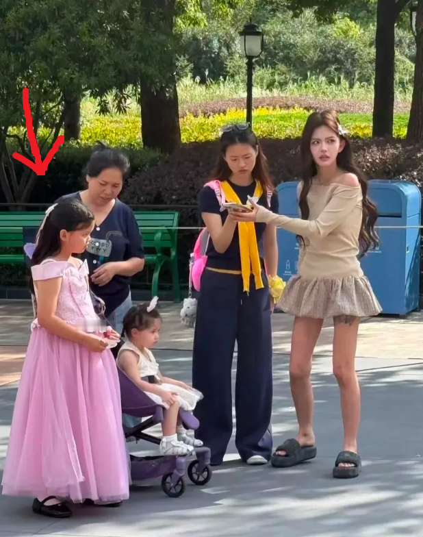 网红韩安冉带着两个女儿现身上海迪士尼游玩，她本人和精修图差好远啊，完全不是一个维度的！
经常刷网红动态的都清楚，韩安冉的短视频和精修照里，一直是精致洋气的网红女神模样，妆容精致、五官立体，氛围感直接拉满。可这次迪士尼路人偶遇的生图，直接撕下了网红滤镜，真实状态和线上模样判若两人，落差真的太炸裂了。
