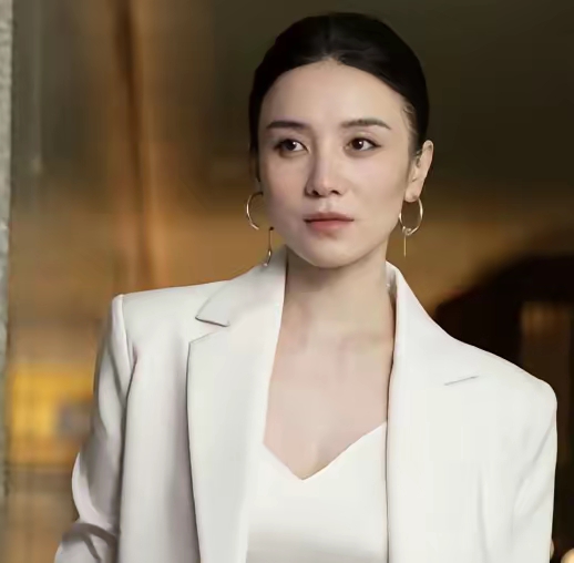 人间真实宋佳！天不怕地不怕，最怕早起

内娱从不缺精致人设的明星，但演员宋佳，一直以真实随性的性格圈粉无数。
 
在一次访谈中，主持人好奇提问：“你平时最怕什么？”本以为会听到怕困难、怕失败这类标准答案，没想到宋佳脱口而出：“我天不怕地不怕，就怕早起。”
 
直白又接地气的回答，瞬间拉满亲切感。主持