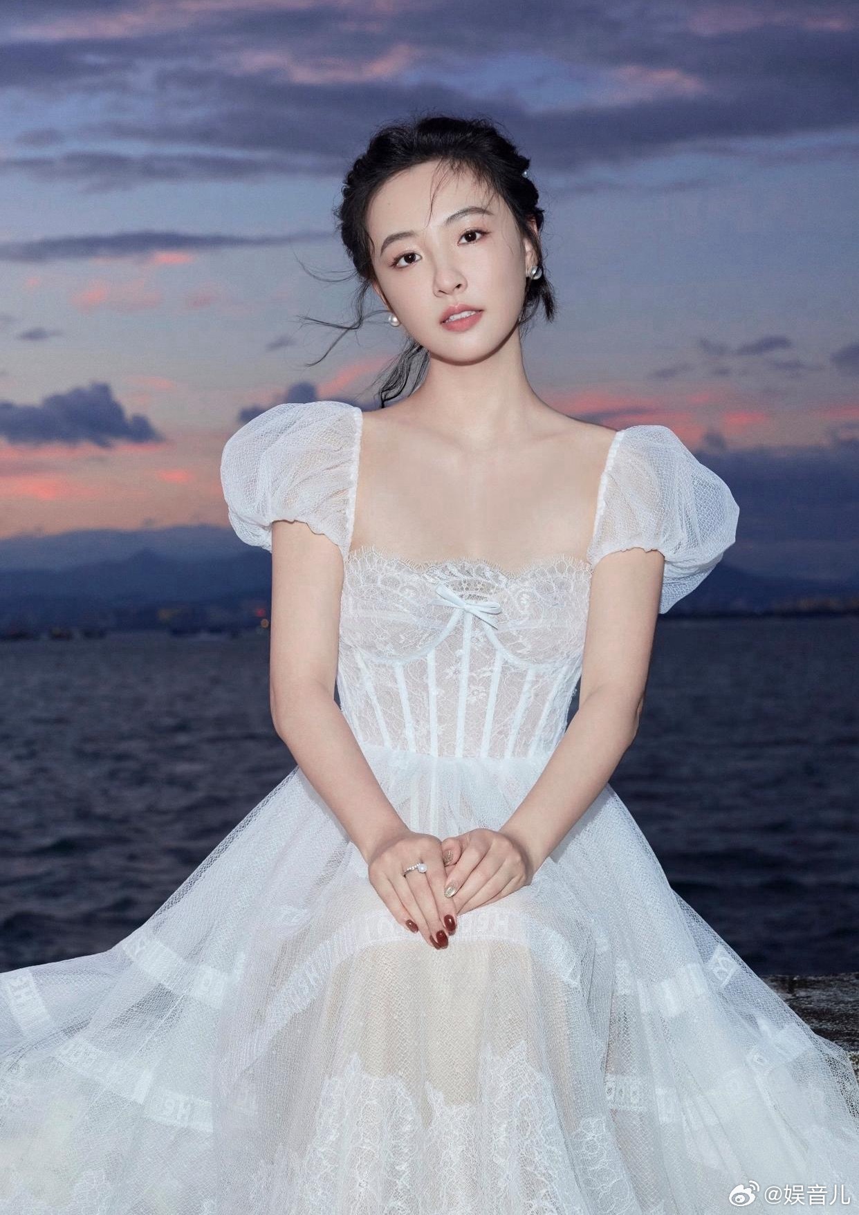 1. 吴倩签约泰洋川禾之后状态不错，她本身人脉和圈内口碑都很好，大家愿意给她机会，只是自身热度不算高，事业心时强时弱，不太稳定。

2. 杨蓉每次合约临近到期，都会主动和于正沟通续约，合同条款基本维持原样，不少人调侃她把欢娱当成了可以安心生活的“养老单位”。

3. 于和伟接下来有多部重磅剧 ​