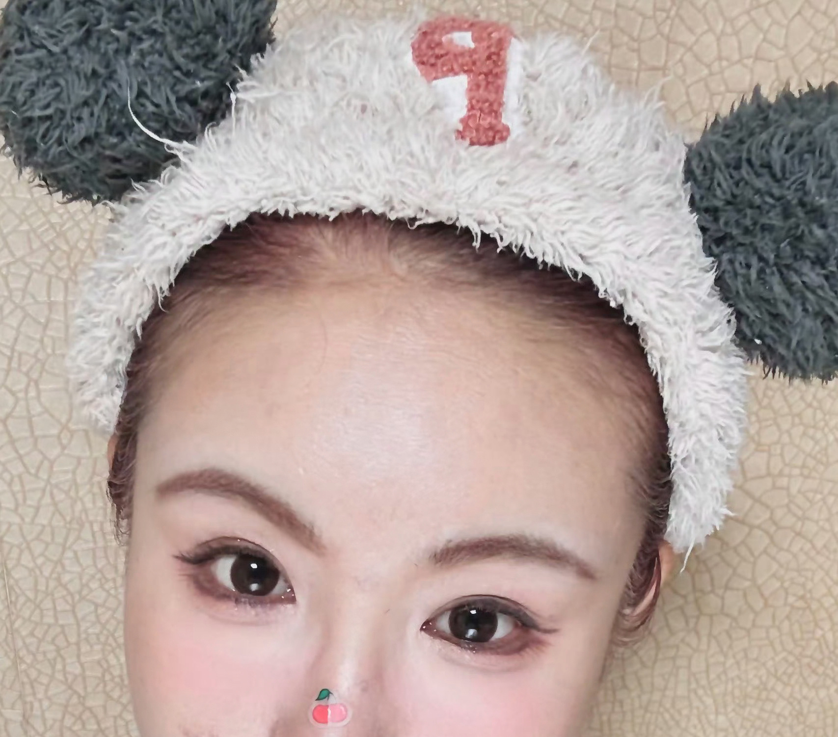 居然还有人以为我不是近视我是750度近视+散光看眼镜里面看脸的变形，我这还是选的很薄的镜片我戴隐形眼镜在初中，是1996年全校第一个哈，我记得在那个年代，一副年抛隐形眼镜4-500元（软的不是ok经镜）戴了之后同学都来看我眼，大家对软软的透明的片片很感兴趣。那会我妈不知道在哪里听说的，戴隐形可以防止眼睛变形，我不知道真假啊，但是我眼睛没变形是真的就是没有从眼眶里凸出的感觉，平时戴隐形出去，没人发现我近视眼。我现在没事的也换隐形眼镜哦，就是那种运动也要换一对、不想眼镜框一直压着，我感觉对鼻梁和眼部循环都不咋好。