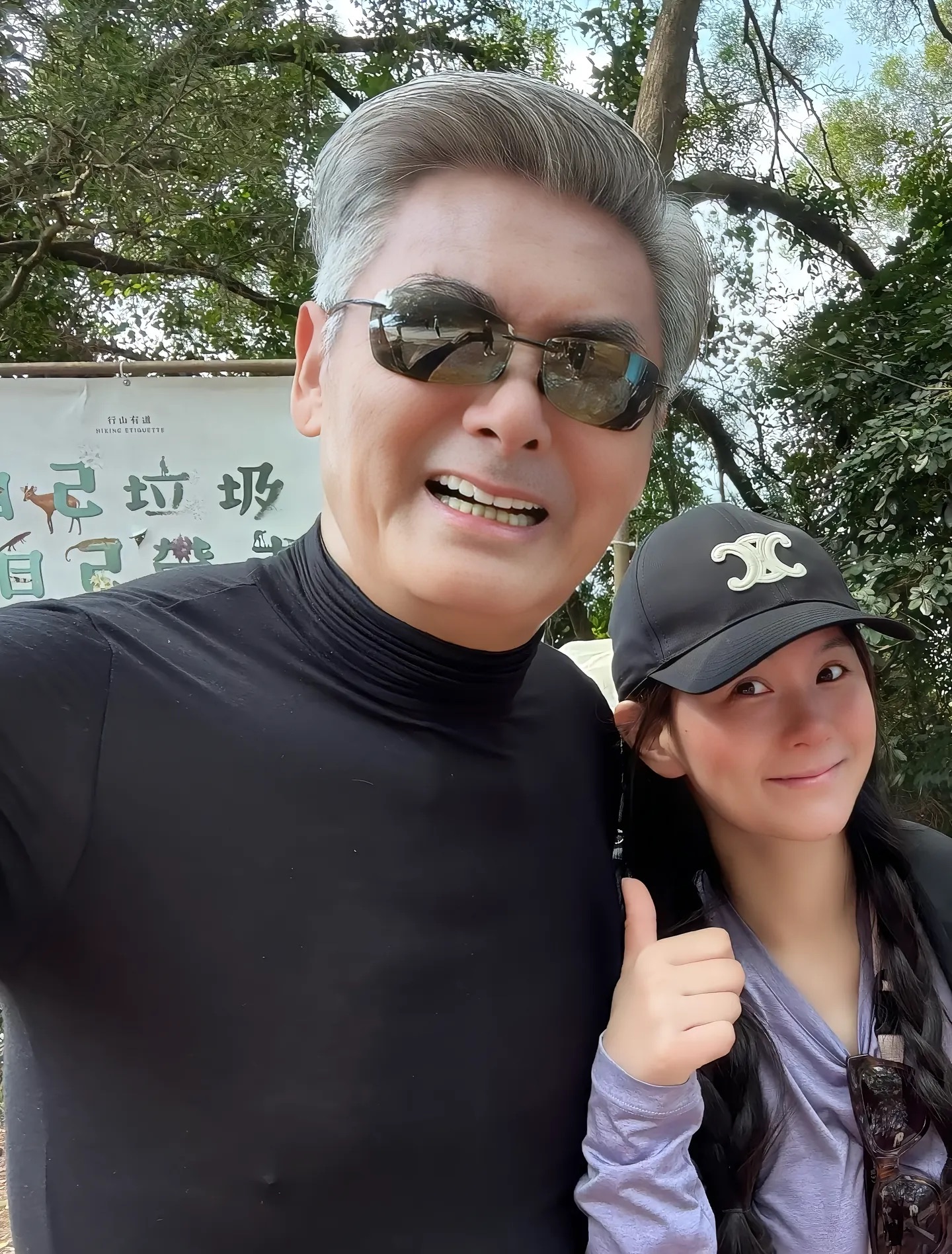 周润发说过一番很实在的话：
“人家花钱去看你的电影，陪伴了你那么久，就想要一张合照，几秒钟时间都不肯给别人，那就太过分了。”

爬山偶遇周润发，他会主动停下来打招呼。逛街碰到影迷，再忙也愿意停下脚步，配合拍照，态度随和谦卑。不耍排场，不带大批保镖，出行跟普通人没两样。

很多明星艺人遇到路人合影，会