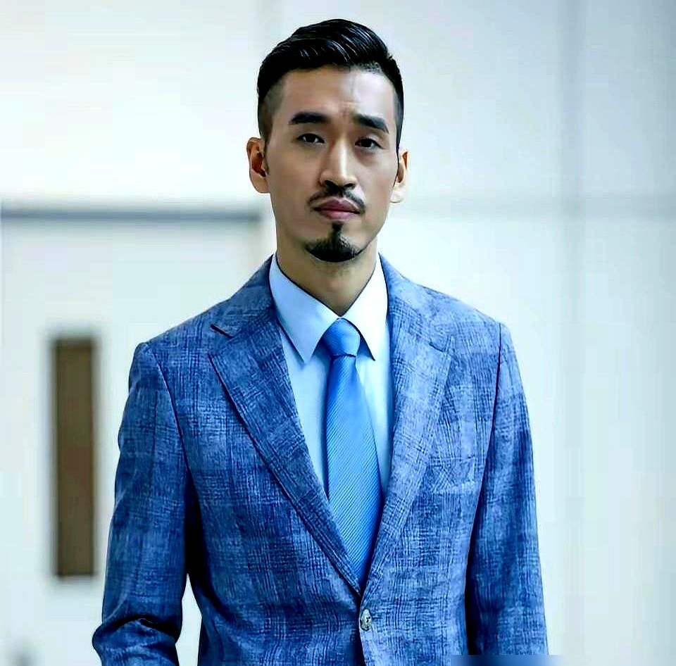 马伊琍一个急救电话，把副导演栾元晖拉到了镜头前。

当时《我的前半生》剧组缺人，原定演白光的演员临时走了。白光是个吃软饭的角色，接这戏容易挨骂。

栾元晖是中戏导演系毕业，干了多年幕后。他抱着“台上要脸就是不要脸”的心态，把这渣男演透了。

戏一播，白光相关话题阅读量顶到了12亿。愤怒的观众顺着网线