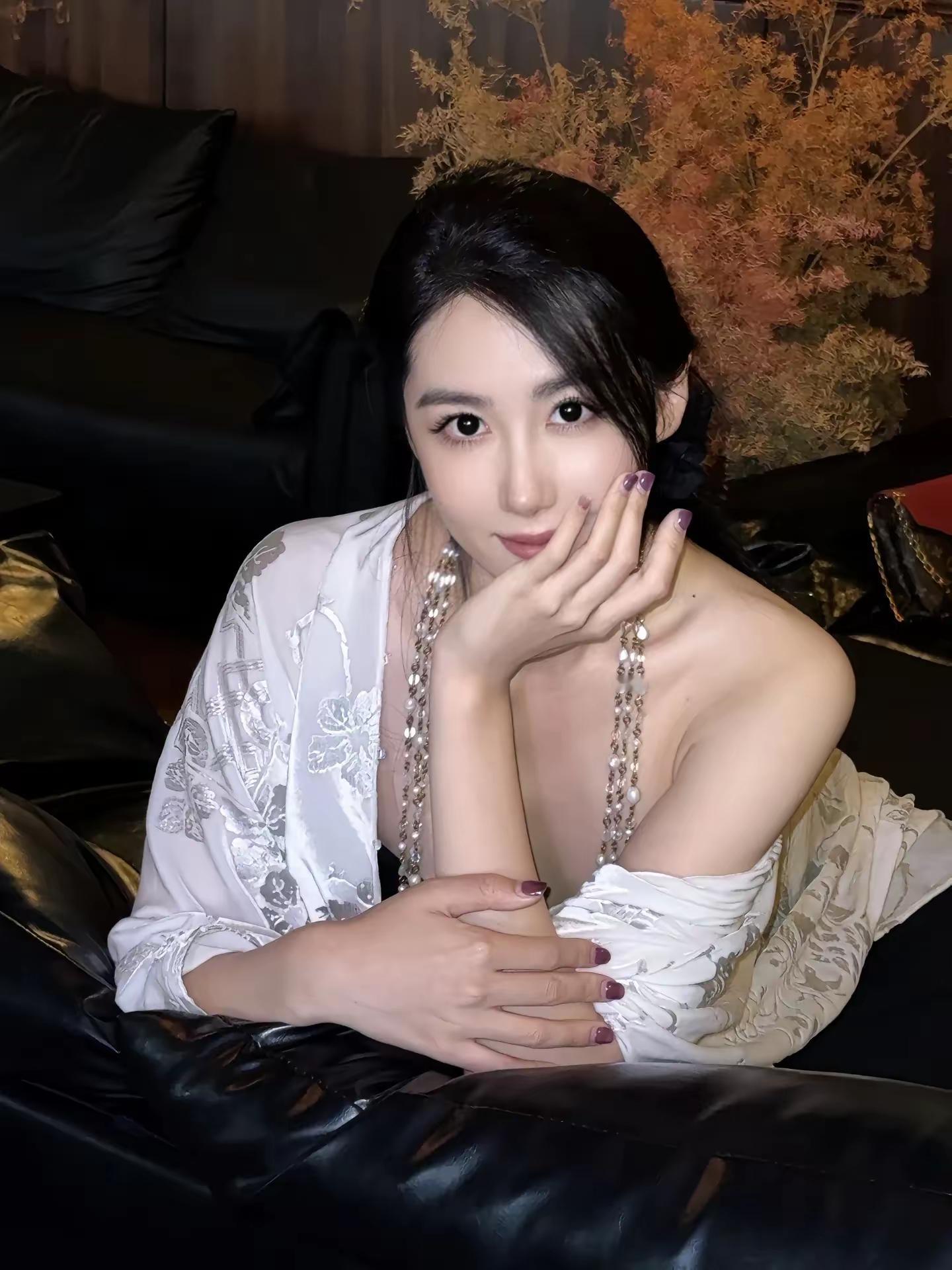 端庄大气优雅写真，气质型美女