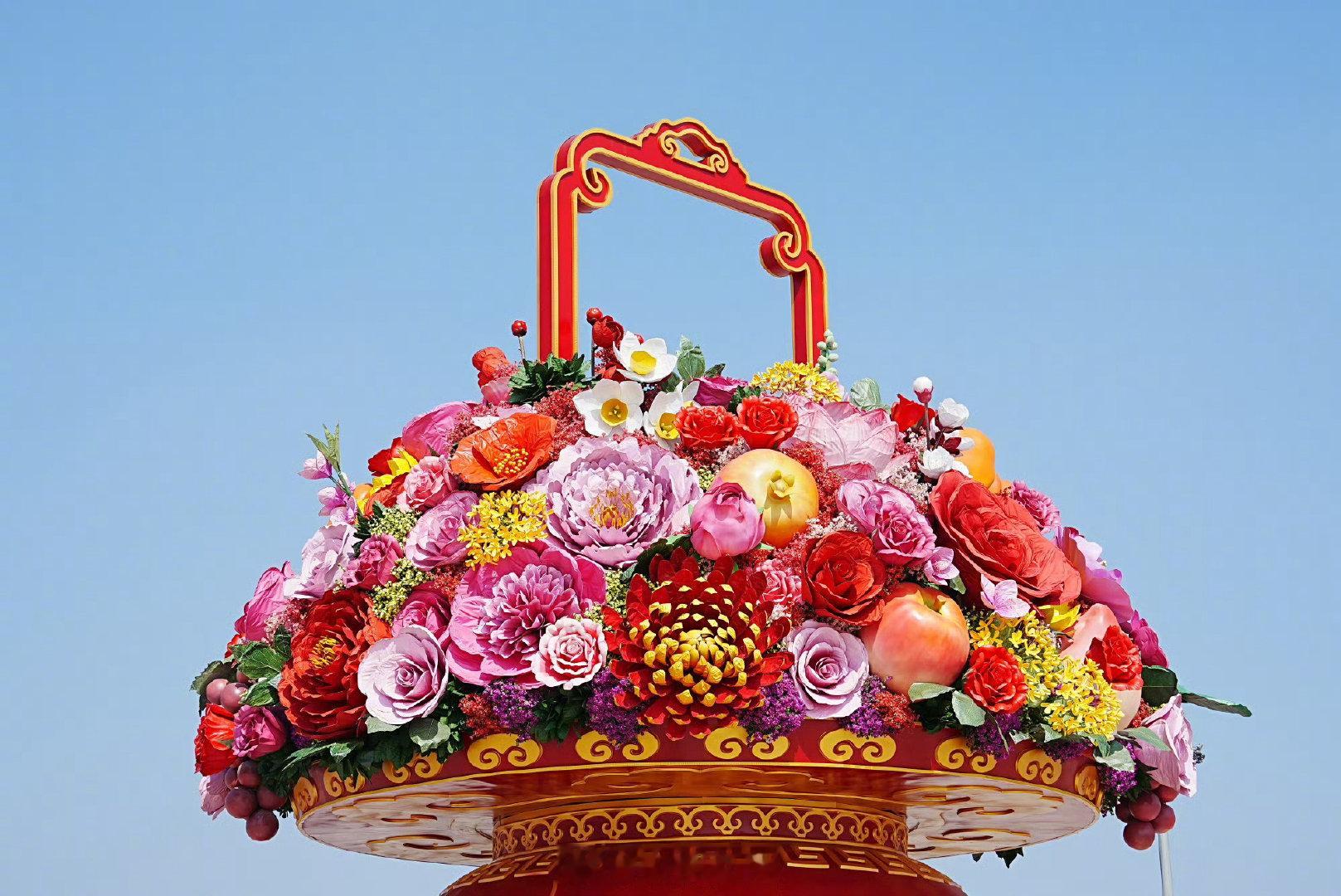#祝福祖国大花篮主体亮相#去过很多次北京，但是好可惜，就是没能在国庆的时候去，等过几天看看，有时间的话，去一趟北京必须看一看这个大花篮[嘻嘻] ​