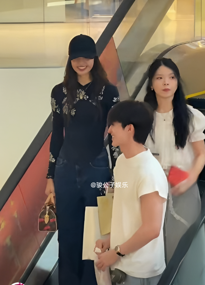 lisa和泰星blue在伦敦一起逛街被偶遇，两人还亲密挽手，引发恋情猜测。据悉，lisa和blue是好朋友，之前lisa回泰国，两人也会一起逛街。blue还参加了lisa的海边生日派对，两人在演唱会和出道仪式上也互送礼物。关系升级成恋人或仅是好朋友挽手而已，有得本人给出正确的答案。