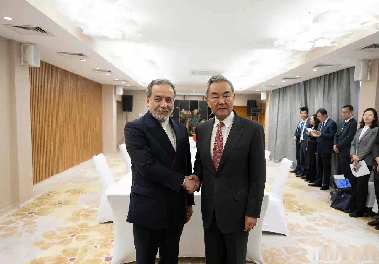 伊朗稳了，中国给承诺。当地时间7月24日，中国外交部长王毅会见了伊朗外...