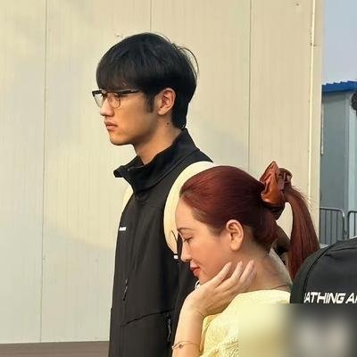 金莎小17岁老公生图被扒，皮肤松垮眼袋重，站她旁边像熬了三个大夜。网友直接开麦：这状态，到底谁照顾谁？
两人4月刚官宣领证，2月13号海淀民政局扯的证。节目里孙丞潇说三年前就开始攒五金，金莎一句“没人会拿结婚开玩笑”堵住所有质疑。
可生图一出来，画风全变了。42岁的金莎皮肤紧致眼里有光，25岁的