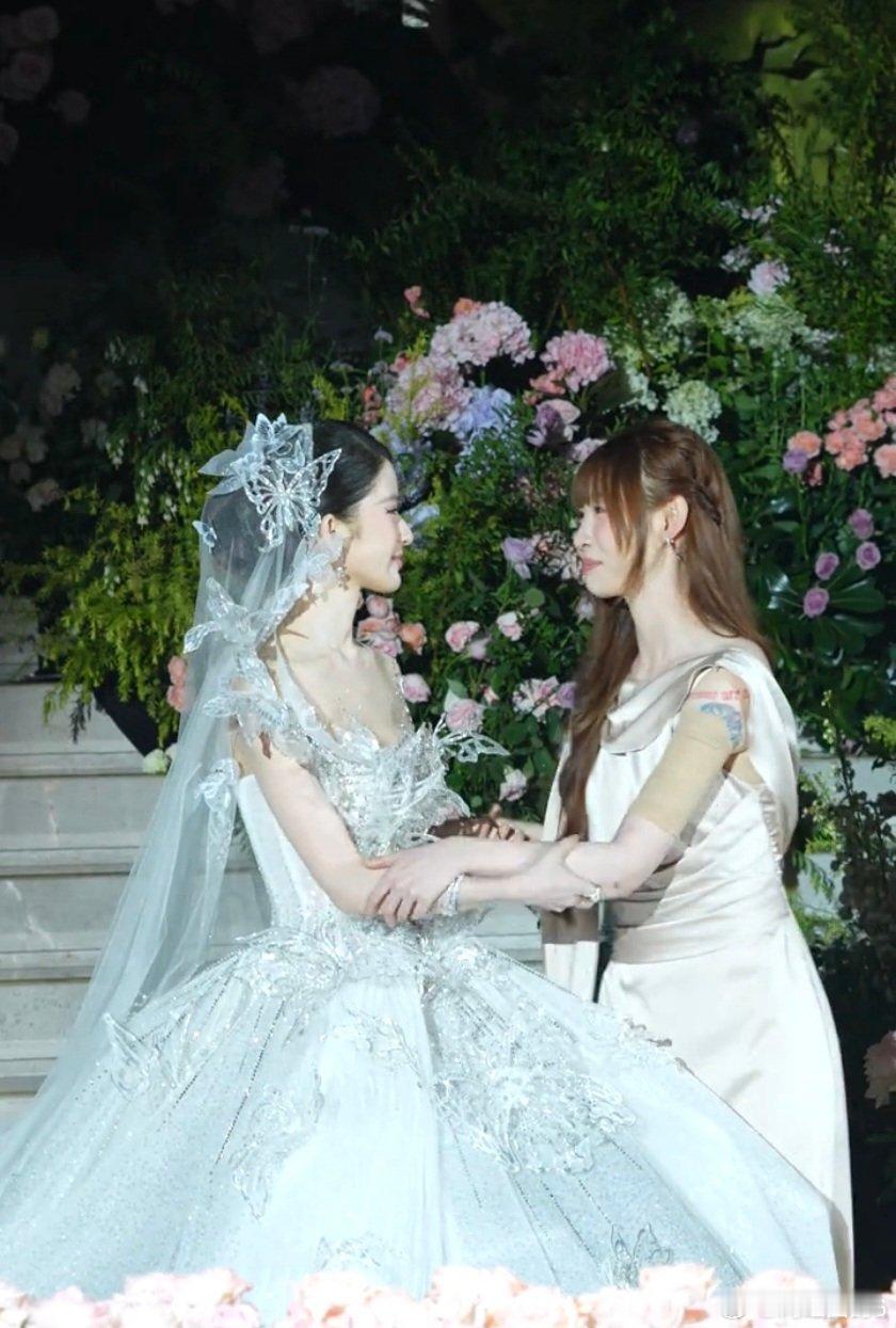 #曝痞幼在梅尼耶黄婉均婚礼上哭了##曝痞幼哭了#曾经全网热议的CP，如今痞幼坦然做伴娘见证梅尼耶娶妻，现场落泪，过往传闻落幕，只剩纯粹的友情。 ​