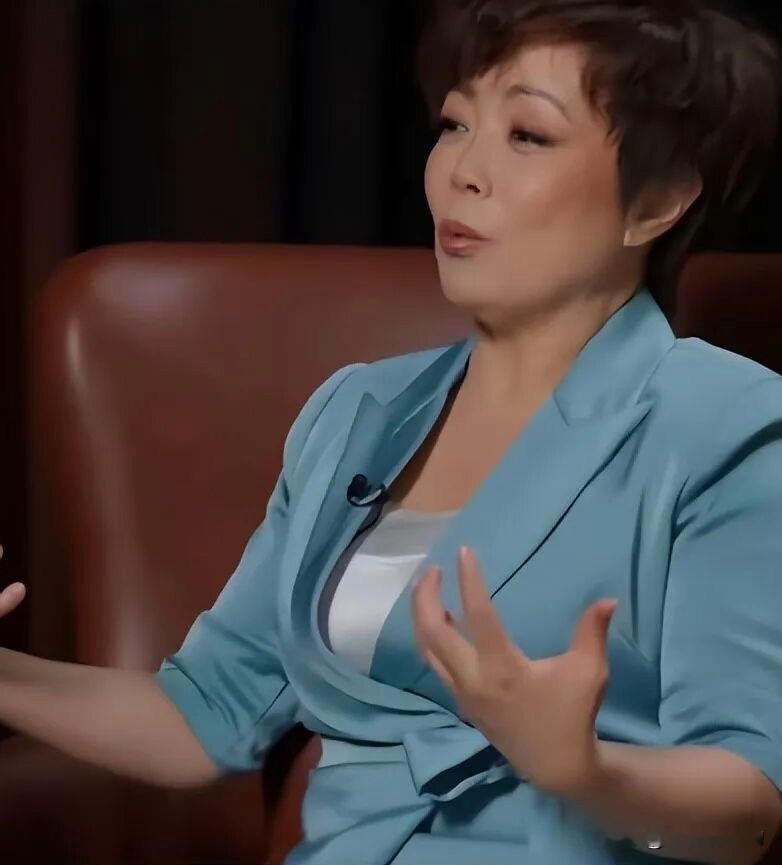 美国记者问李柯：比亚迪的对手是谁？

李柯一句：“我根本看不到对手在哪儿。”😂

不是狂，是事实——

美国新车均价快 5 万美元，比亚迪海鸥、海豚、元 PLUS 把“好开、智能、便宜、省”全塞进去了；美国消费者刷到测评直咽口水，想买买不到。

美国怎么办？加税、设壁垒、把中国电车挡门外。

李柯早