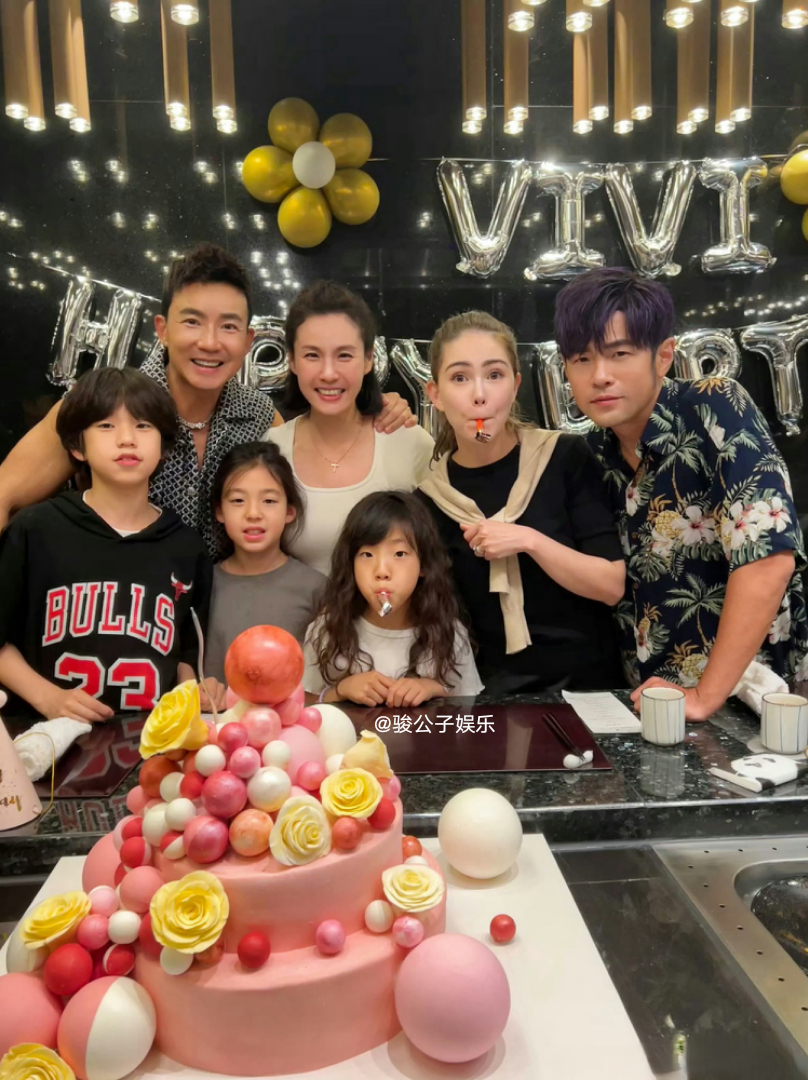 周杰伦晒照为刘畊宏妻子王婉霏庆祝48岁生日。刘畊宏笑容满面，王婉霏温婉大方；昆凌俏皮可爱，周杰伦神态松弛。三个孩子稚气清秀，粉色蛋糕摆在眼前，好友相聚热闹且温馨。