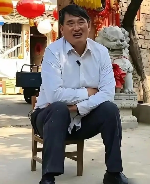 没有大衣哥，朱小伟和朱雪梅，还能立足社会吗？🔥

大衣哥一夜爆红，凭一己之力改变全家命运。回看一双儿女的经历，一个扎心问题引人深思：倘若没有父亲的名气与财富，这一家人又会活成什么样？
 
儿子朱小伟，初中就辍学，没有一技之长。第一段婚姻娶陈亚男，花了几百万彩礼，女方借着“大衣哥儿媳”身份直播带货，公
