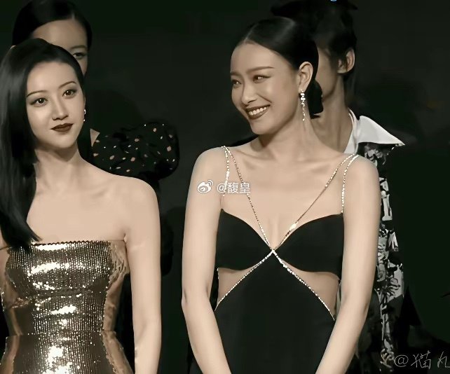 晚会名场面，一众明星闲聊，景甜伸手拽过倪妮，倪妮猝不及防踉跄扶腰面露痛苦，陈学冬急忙上前，不少网友觉得倪妮反应略显夸张。 ​