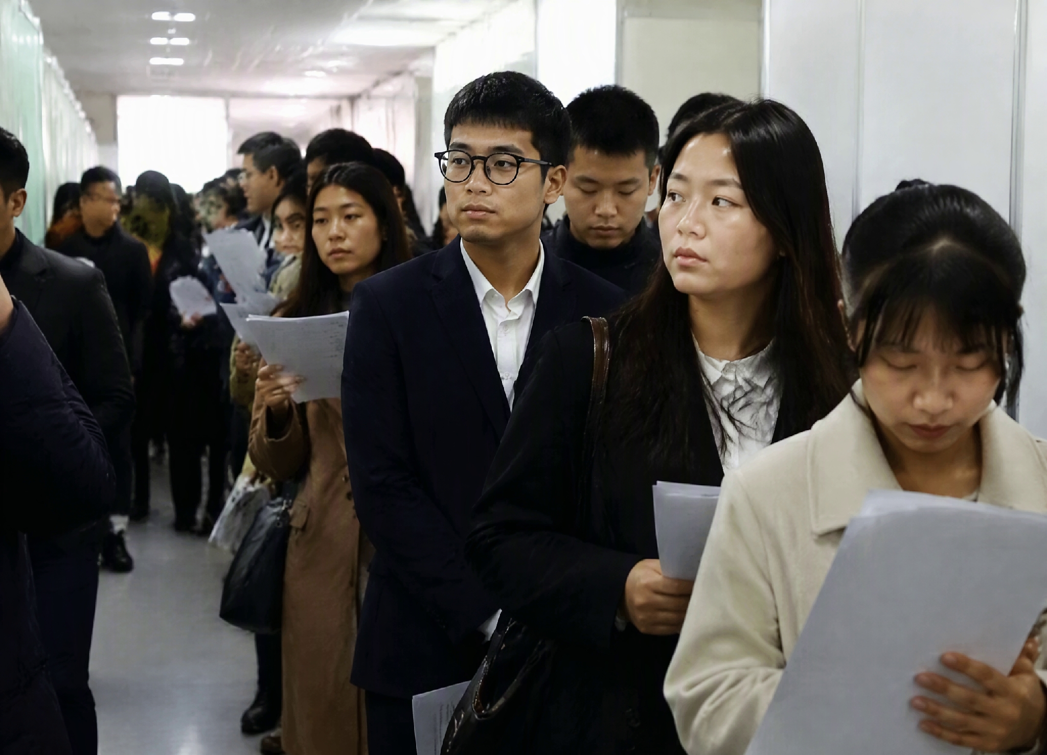 杭州一家公司单休招不到人，一改成双休简历把邮箱塞满了。

听着像好事。
可双休本来就是纸上写着的。一周干满四十个钟头就该歇。它什么时候成了招人时挂门口的招牌。

这回跟老板想不想通没关系。人招不来，不改招不到。

以前是&34;你不干有的是人干&34;，现在倒过来了。你不双休，人家就去能给双休的地方。

还有一