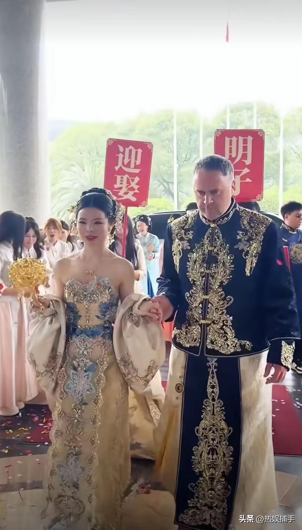 满脸写着骄傲，好像在说：你们就羡慕我吧