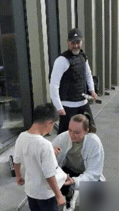 场外蹲着给小孩签名，场内连球童递毛巾都冷着脸，莱巴金娜这反差绝了。
都叫她“冰山美人”，真不是装的。去年宁波赛后摔拍子爆粗，今年美网夺冠登顶世界第一，终结萨巴伦卡99周统治，她脸上还是没表情。
可你细看，她脚伤根本没利索，采访说“时有时无地疼”。就这，硬扛着打，还放话要以世界第一结束赛季，终极目
