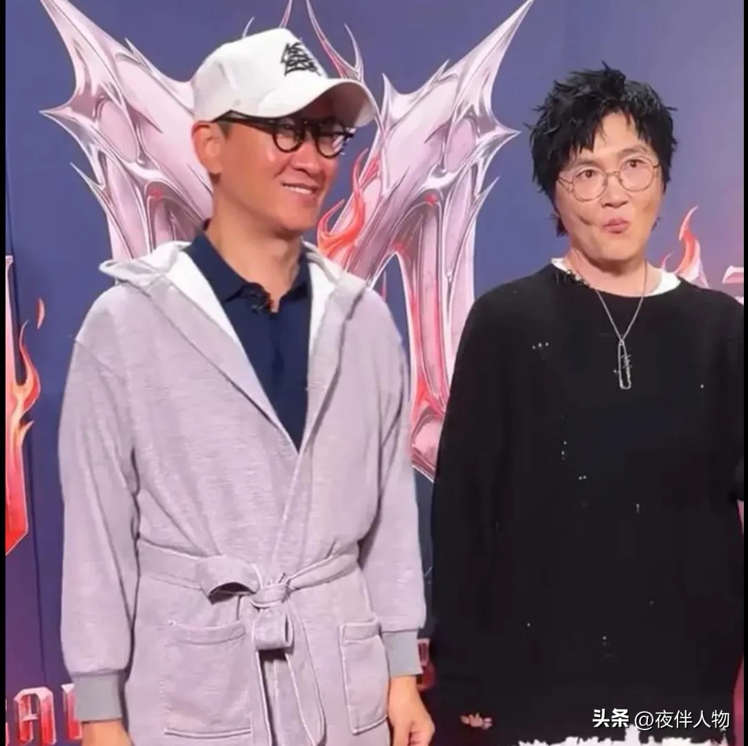 孙楠参加《披荆斩棘》，好友周杰是送考人，穿浴袍就来了，网友都说他蹭流量。李静问他原因，他说长沙太冷，没带长袖衣服，就穿酒店浴袍来了。
当时他从东北过来，以为长沙暖和，只带了短袖短裤。没想到下飞机很冷，时间又紧来不及买衣服，临时拿酒店浴袍披上就赶去现场，纯属随性之举，根本没想博眼球。
他和孙楠是是近二
