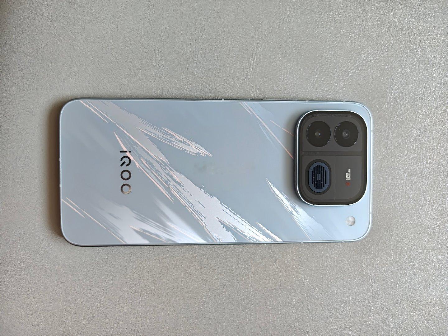 #iqoo[超话]# 少年有锋，生来敢争#iQOO Neo12# 真的一眼沦陷！
动态流光后盖，银白底色藏着凌厉锋纹，转动机身，赤金弧光随光影流动，水墨与科技撞在一起，辨识度直接拉满。
大R角收边，掌心贴合很舒服；镜头模组巧妙收窄，横握打游戏不顶虎口、不硌手，性能机也能把手感做到如此精致！ ​