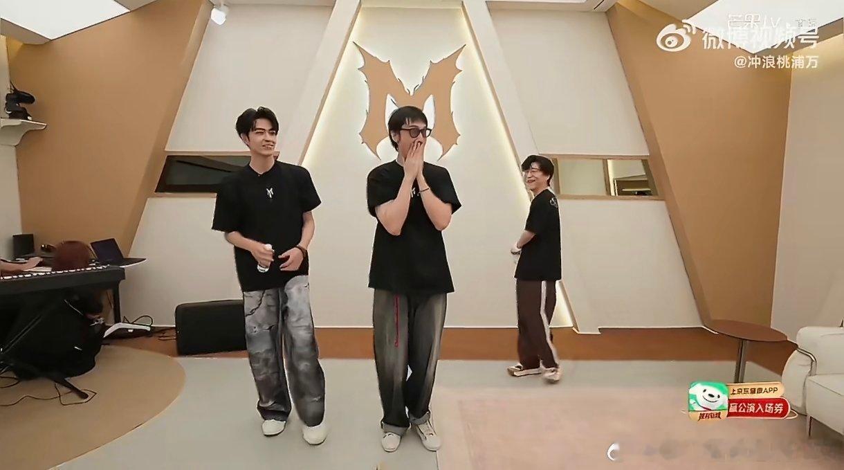 #王传君王啸坤张卓尔野人小考#披哥一公小考名场面诞生，野人组合配合默契，强弱互补呈现绝佳听觉效果 ​