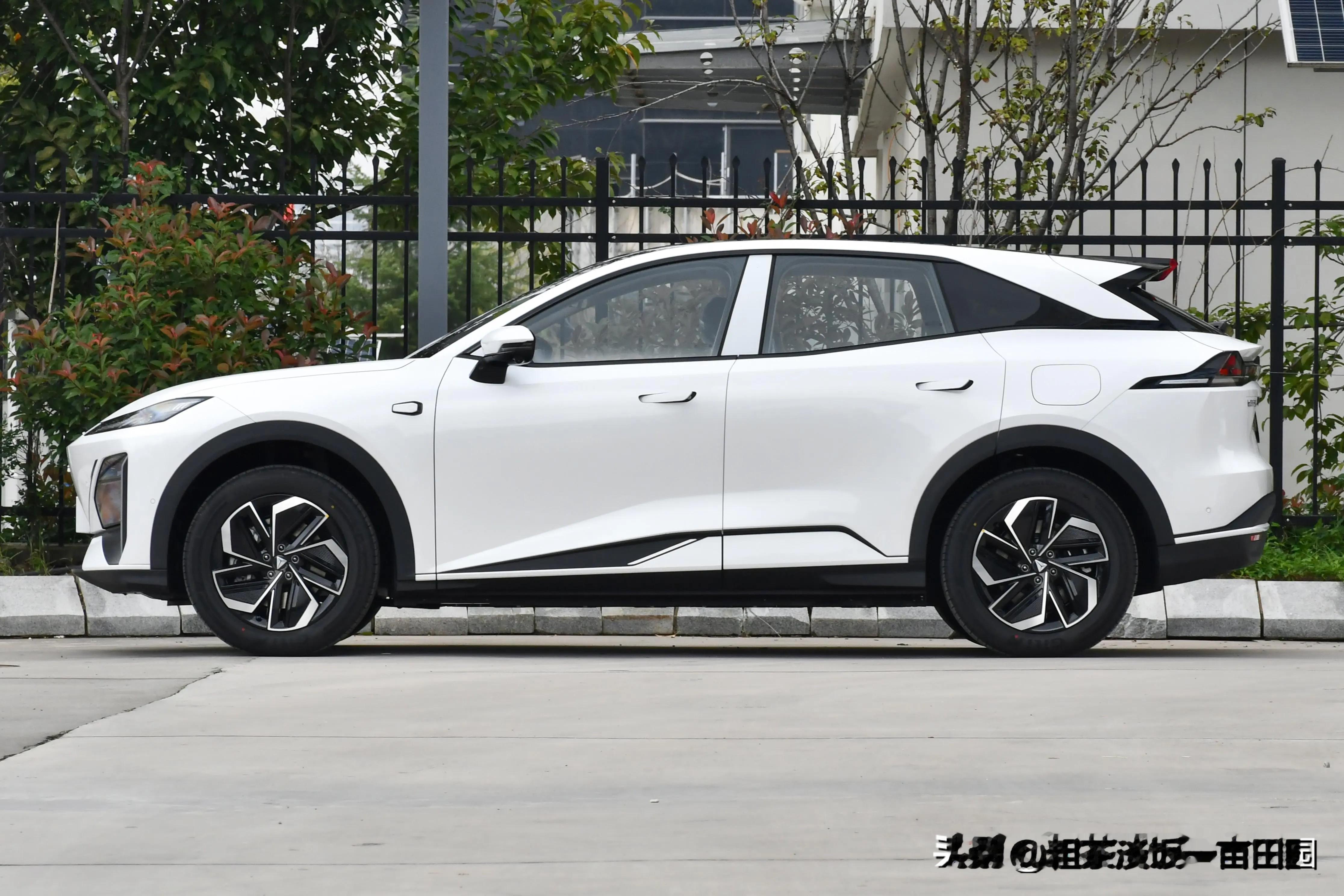 开一年，平均残值率高达88.88%以上，2025纯电车保值榜前七位: ...