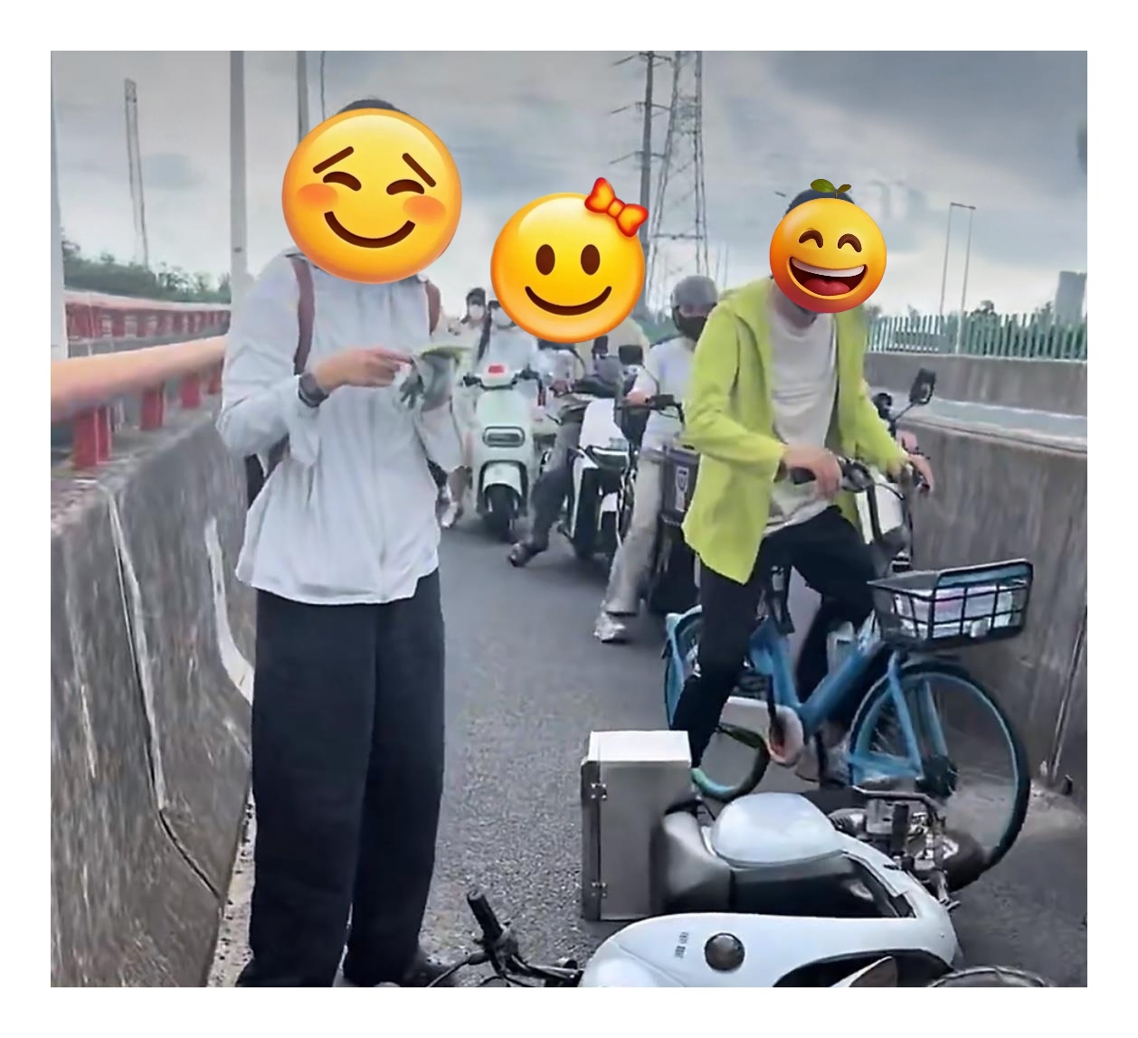 上海早高峰“追尾反咬”事件：你弱你有理？这次，全网不买账了！
上海早高峰，车流如织，人来人往。

一个大哥骑着电动车正常行驶，突然“砰”的一声，后车直接怼了上来。一位女士连人带车摔倒在地。大哥是个厚道人，赶紧停下车，转身去扶。这一扶，扶出了一个大大的“惊喜”女士张口就来：“你怎么骑车的？怎么不看后面