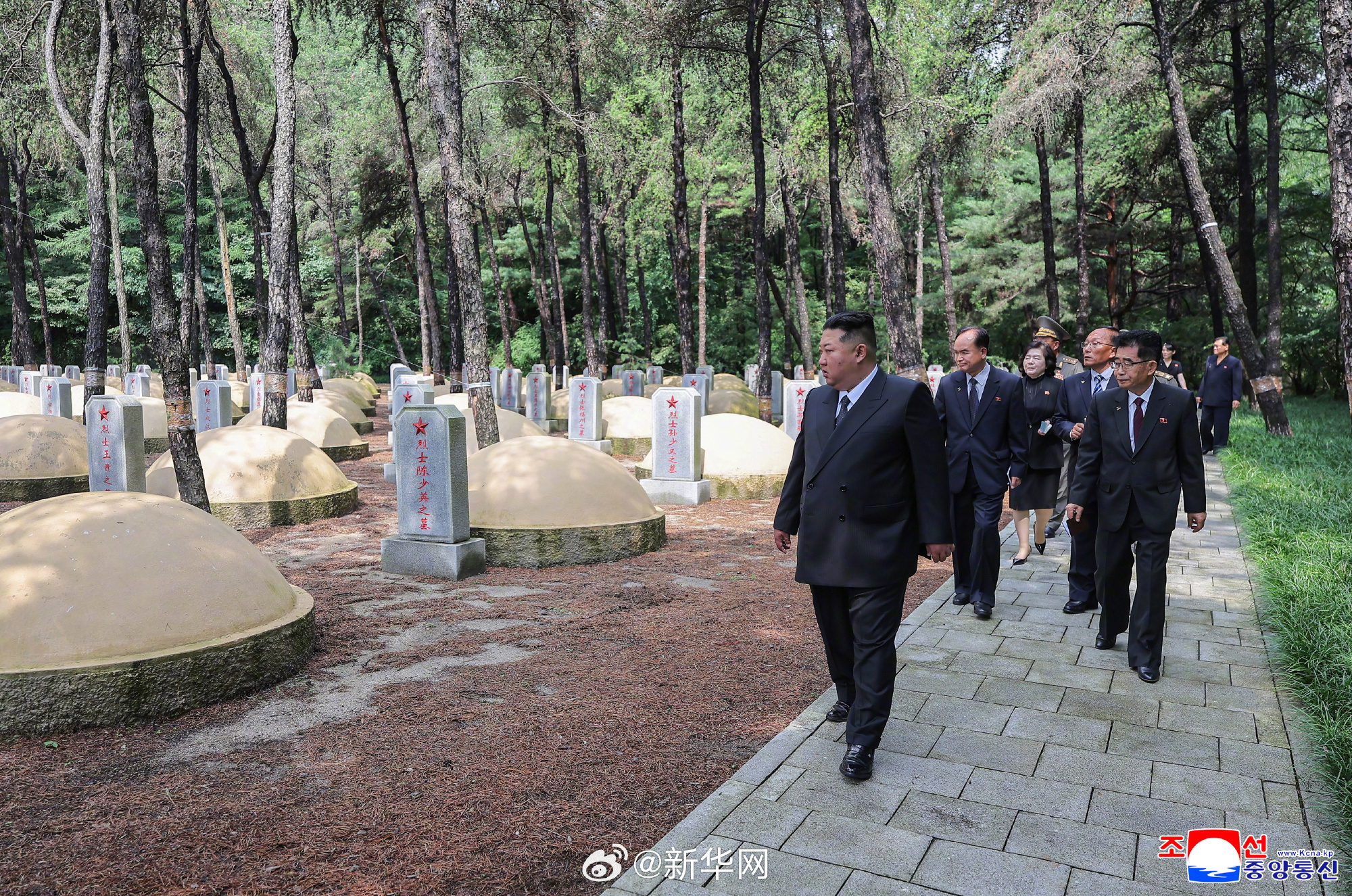 【 据报道，金正恩默哀悼念中国人民志愿军烈士，并凭吊毛岸英墓，敬献鲜花...