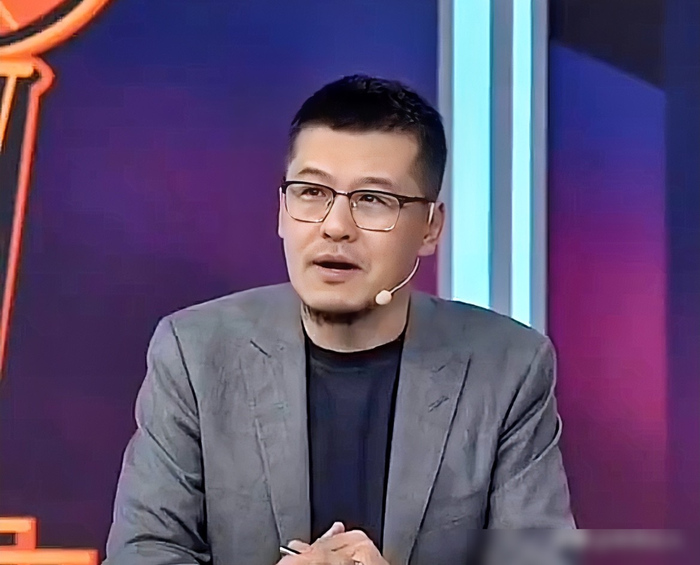 生涯1301场，三分命中率30.8%，真实命中率52.6%。这不是黑，这是数据。杨毅说威少打球好看但没硬技术，三分、急停、抛投全没把握，四千万确实不配了。
掘金那年场均13.3分，三分32.3%，罚球66.1%。国王这赛季15.2分，三分33.8%，真实命中率52.8%。对手季后赛直接放他三米，就