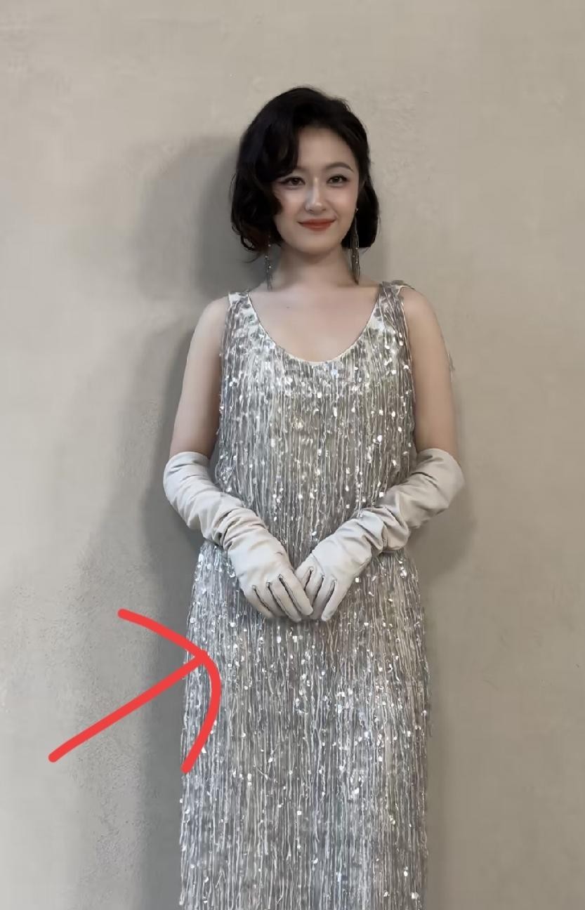李兰迪这次出席品牌线下活动，真的被造型师坑得有苦说不出。
明明本身骨架就不算特别单薄，团队非要给她挑一件毫无线条感的银色亮片直筒裙。
生图一流出来，评论区立马炸锅，不少人又开始拿身材说事，怀疑她是不是进组前没管住嘴。
但只要多看两眼路人随手抓拍的视频就知道，这锅真不该扣在她头上。
她之前穿掐