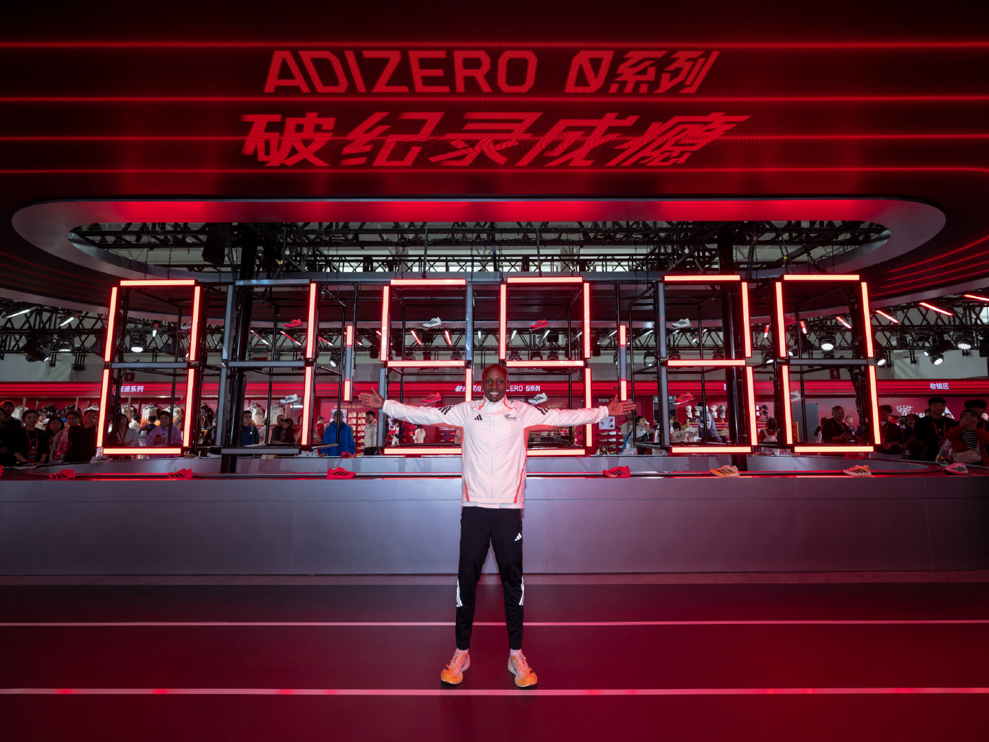 #破二第一人萨维空降北京#1:59:30，这不是普通的新纪录，是人类长跑里程碑式的跨越，把全马带进2小时以内的全新纪元
 
阿迪达斯是首个助力运动员在正式赛事完成全马破二的品牌，这份突破，是顶尖运动员和品牌深度协同创新的结果

从专业运动装备打磨，到前沿跑步科技持续迭代，整套系统一起托举，才撬动了人类极限边界