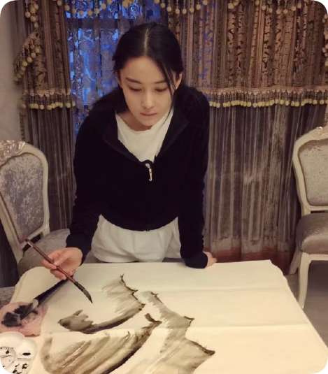 张馨予画画曾获全国第三！
张馨予早前在采访中透露，她小时候拿过绘画比赛全国第三，还有全省第一的成绩。
因为爷爷是画家，主攻水粉画派。所以她从小对这些都是比较熟悉的。即便是成为演员，她时不时的还是会坚持画画。
而近段时间，张馨予因为身材和婚姻状况，受到外界的关注，这又考古起她的爱好，这是又挖出什么大新