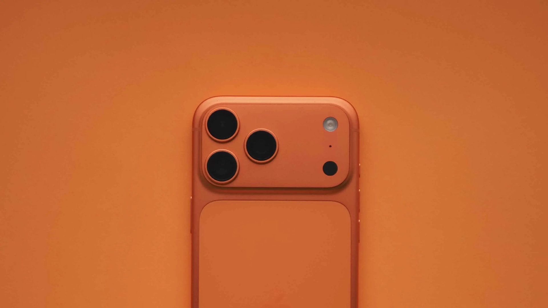 我一定会回来……吗？小手用户与 iPhone 17 Pro Max 的一年

如果可以，我希望我的下一台主力设备可以在好握的同时有一块大屏幕，能改变我顽固的手机使用习惯的那种大屏幕。什么时候能来，谁知道呢？

🔗： ​