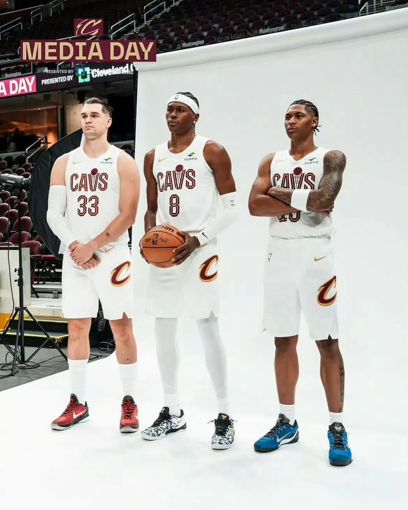 亚历山大罚球断崖第一，新赛季第一刀就砍他头上。
NBA官方9月30日出的新规，进攻球员非持球手往外推人、架肘开路，直接吹进攻犯规。联盟还发了6分钟反面教材，杰伦·布朗排第一个，班凯罗、米切尔、马克西全在名单里。
受影响最大的就是亚历山大，过去五年常规赛加季后赛，3091个罚球，断档第一，上赛季场