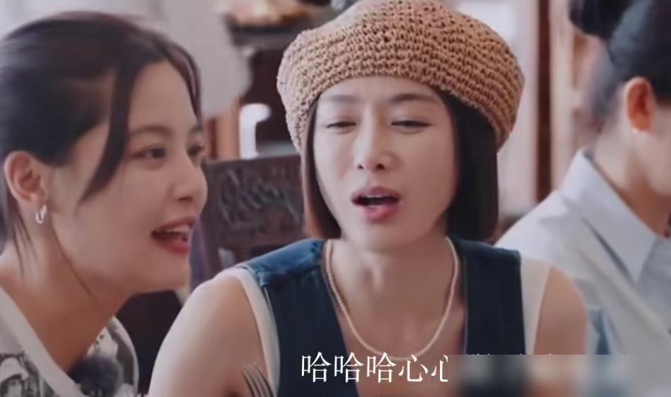 辛芷蕾想泡澡，秦岚一句话把她说急眼了。
“你先泡，正好把浴缸洗干净，我们再泡。”秦岚说这话时眼皮都没抬。
辛芷蕾当场炸毛：“你心眼子都写脸上了！”
这俩人在镜头前互怼，一个敢说一个敢接，没半点客气。别人上综艺是营业，她俩像回家。
想想也正常，真熟的人谁跟你客套？越亲越损，越损越真。
一个刚