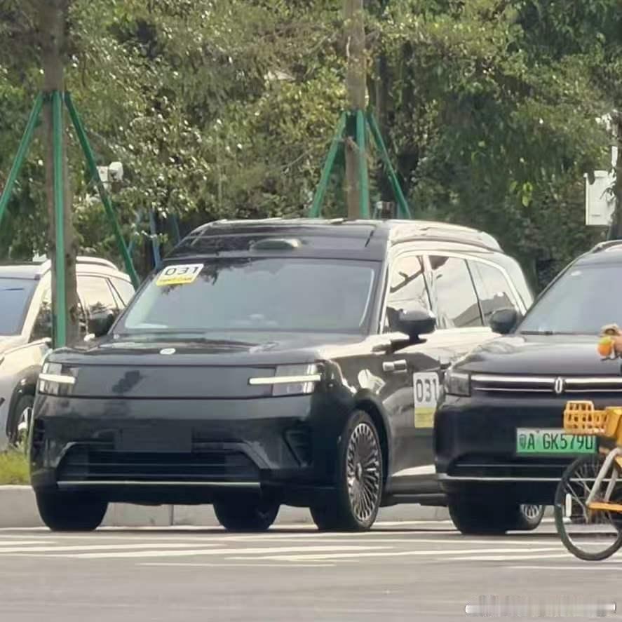 哎呦，难道这就是顶帐版？
有网友拍到小米澎程N90的顶帐版，
车顶高度控制的很好，
不知道会不会跟其他车型一同上市！
又或者继续测试足够多的里程再上市[二哈]
#车顶帐篷##小米汽车##小米澎程n90# ​