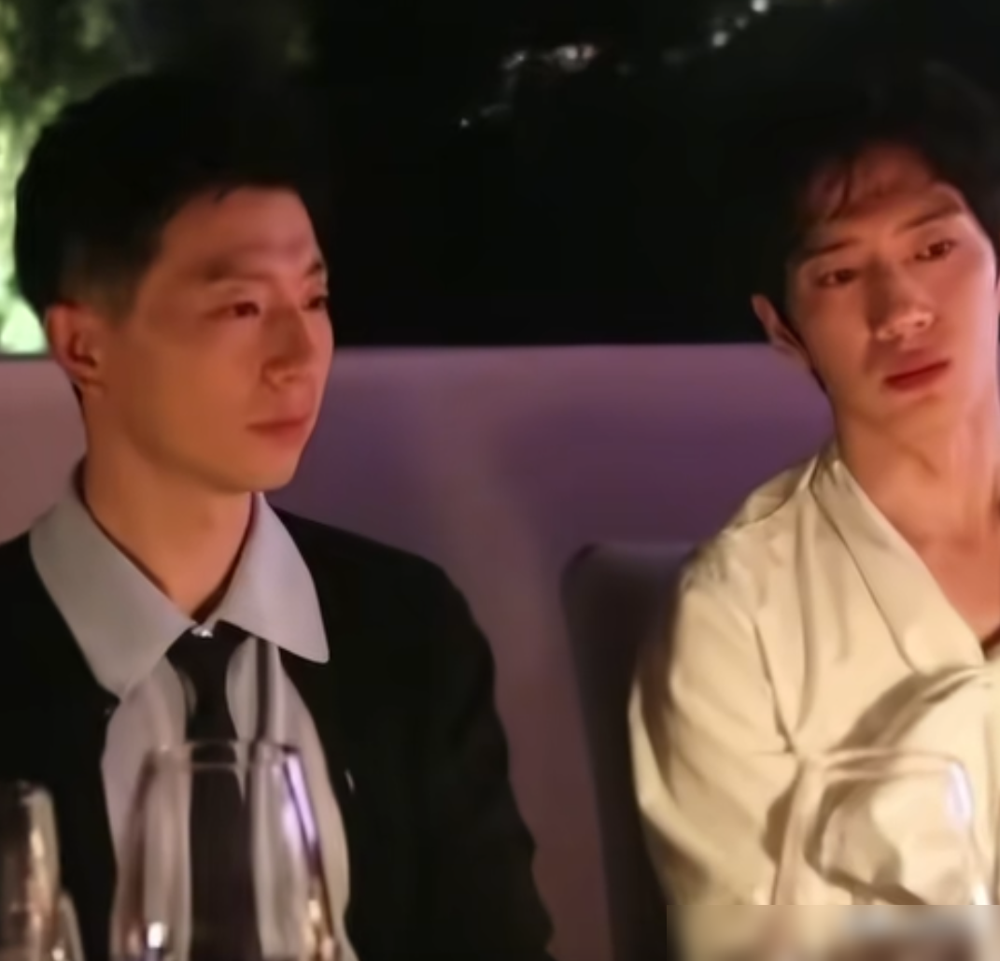 倪妮亲眼看着前男友和新欢在自己眼皮底下撒糖，中间只隔着一个坐立难安的马龙。
这场时尚晚宴的排座，堪称娱乐圈顶级修罗场。
井柏然跟现任刘雯并排挨着，两人低头耳语，甜得快溢出屏幕。
顺着桌子往旁边看，马龙被夹在中间无处遁形，挨着他的就是井柏然的前任，倪妮。
没有狗血撕逼，也没有全场黑脸。
倪妮
